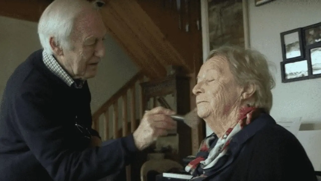 Pria tua belajar makeup, alasannya... (foto: BBC News)