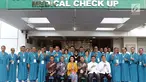 Ketua Pansel KPK periode 2019-2023, Yenti Ganarsih (ketiga kiri-duduk) bersama Kepala RSPAD Gatot Soebroto, Mayjen TNI dr Terawan Agus Putranto (keempat kiri-duduk) berfoto bersama Capim KPK yang akan menjalani tes kesehatan, Jakarta, Senin (26/8/2019). (Liputan6.com/Helmi Fithriansyah)