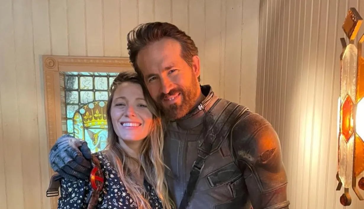 <p>Ryan Reynolds sambil mengenakan kostum Deadpool bersama Blake Lively yang sedang hamil. (Instagram @blakelively)</p>