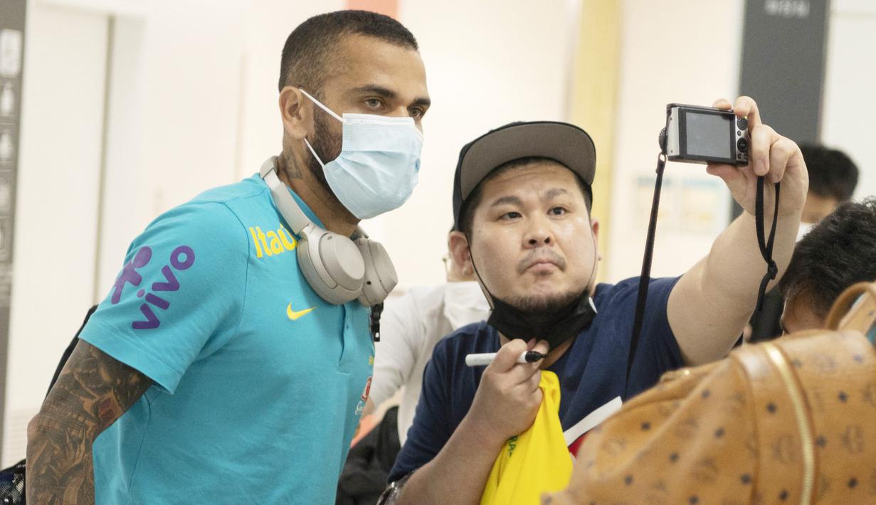 Pemain bintang sekaligus bek veteran Brasil, Dani Alves, melayani permintaan fans untuk foto bersama.  (Foto:AFP/Charly Triballeau)