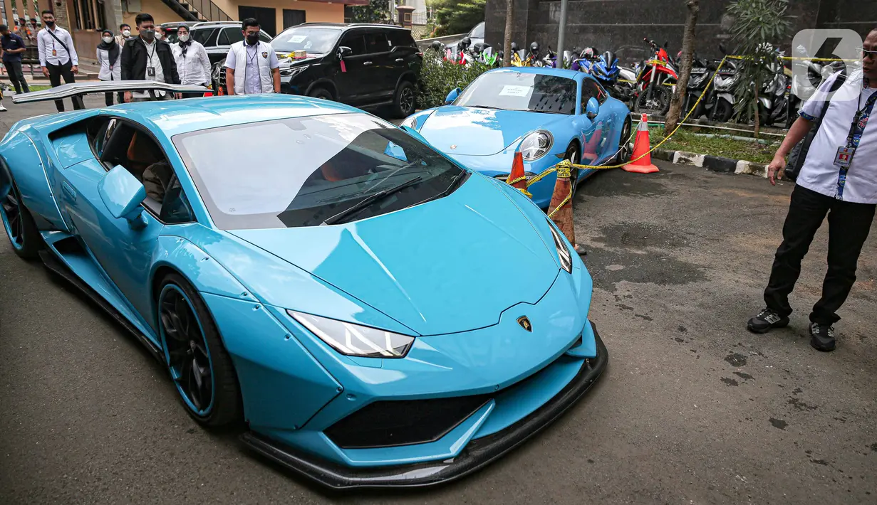 Mobil mewah sitaan milik tersangka Quotex, Doni Salmanan terparkir di halaman Bareskrim Polri, Jakarta, Senin (14/3/2022). Dittipidsiber Bareskrim Polri menyita mobil Porsche, Lamborghini hingga belasan motor gede (moge) milik Doni Salmanan. (Liputan6.com/Faizal Fanani)