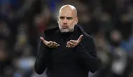 Reaksi pelatih Manchester City, Pep Guardiola saat laga babak 16 besar Liga Champions 2022/2023 antara Manchester City melawan RB Leipzig di Stadion Etihad, Manchester pada 14 Maret 2023. Total pengeluarannya sebagai seorang pelatih mencapai angka 1,44 miliar euro untuk membeli pemain di bursa transfer. Jack Grealish menjadi pembelian termahal Guardiola setelah dibeli seharga 117,5 juta euro dari Aston Villa. (AFP/Oli Scarff)