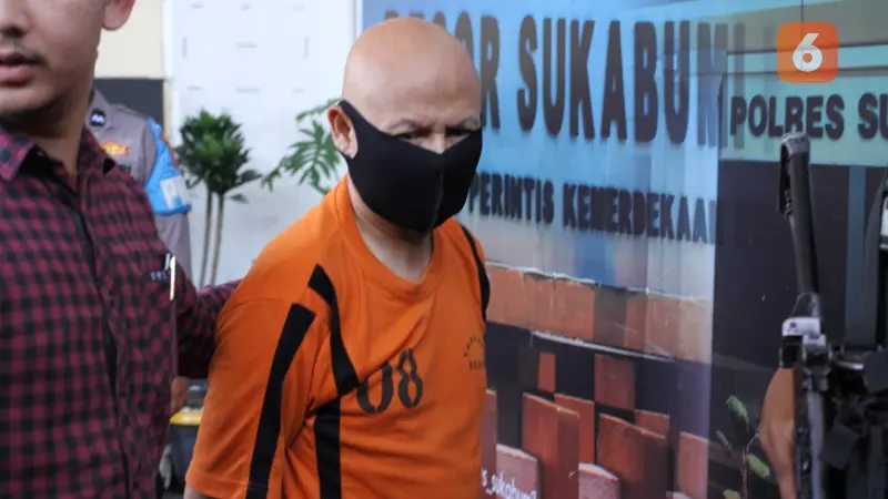 Staf Ahli Walikota Sukabumi, Andri Setiawan saat diamankan Satreskrim  Polres Sukabumi Kota dalam kasus penipuan (Liputan6.com/Fira Syahrin).