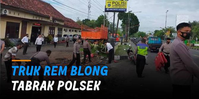 VIDEO: Detik-Detik Truk Rem Blong Tabrak Polsek Sentolo Kulon Progo