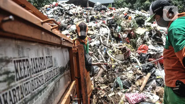 Petugas DLH DKI Jakarta Pilah Limbah Masker Rumah Tangga