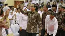 Presiden Joko Widodo (Jokowi) melambaikan tangan saat hadir dalam Peringatan Hari Guru Nasional 2015, Istora Senayan, Jakarta, Selasa (24/11). Peringatan hari guru tahun ini mengangkat tema 'Guru Mulia Karena Karya'. (Liputan6.com/Faizal Fanani)