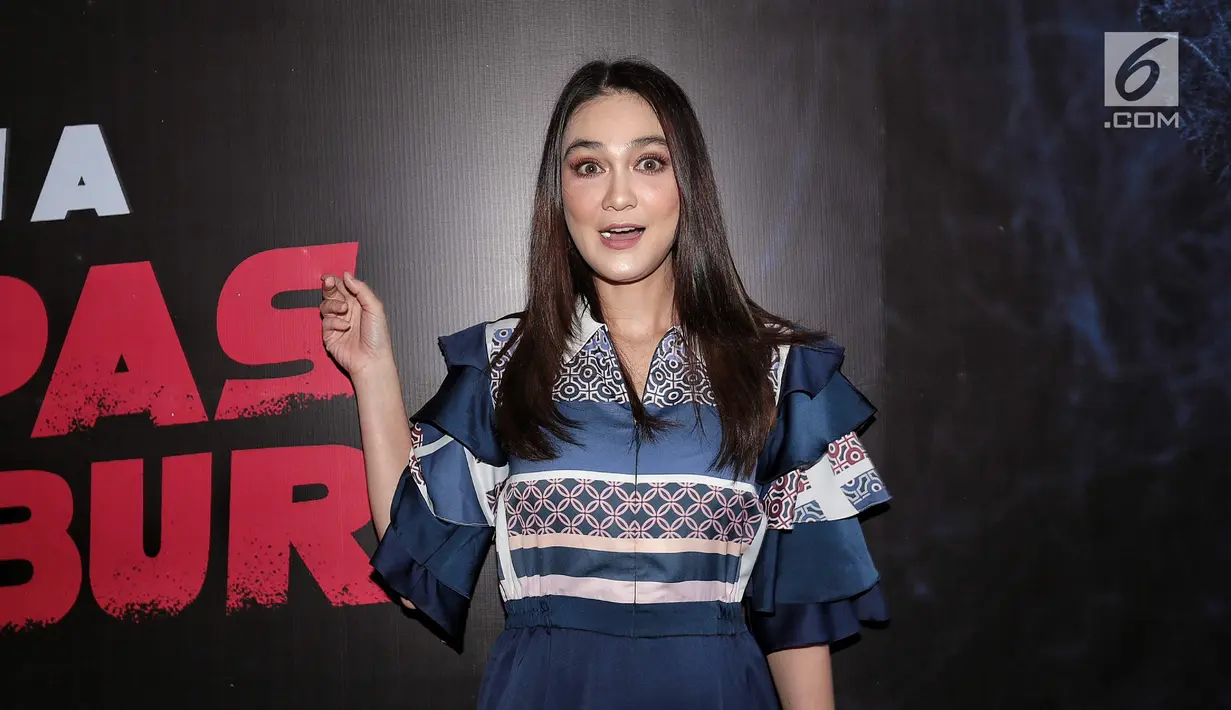 Aktris Luna Maya berpose saat konferensi pers film terbarunya Suzzana: Bernapas dalam kubur di Jakarta, Senin (24/9). Secara resmi, rumah produksi Soraya Intercine Films memperkenalkan Luna Maya sebagai pemeran Suzzanna.  (Liputan6.com/Faizal Fanani)