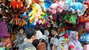 Kios boneka Ragunan dipadati pembeli, Jakarta, Minggu (27/12/2015). Pedagang mengaku omset penjualan pada Libur Natal kali ini melonjak 3x lipat dari pada biasanya. (Liputan6.com/Helmi Afandi)