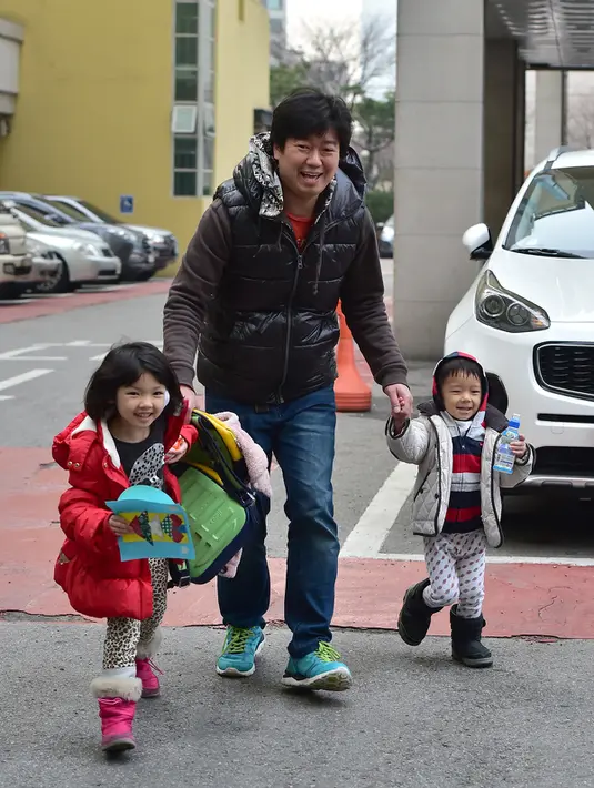 Kecerian Kim Jin-Sung bersama anak-anaknya Na-Eun dan Won-Wo usai pulang dari pusat penitipan anak. Sebuah ide yang tak biasa dimana anak sehari-hari dapat diurus oleh seorang pria yang merupakan tanggung jawab wanita. (AFP PHOTO/JU)