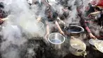Warga Palestina mengulurkan panci kosong di depan dapur amal untuk menerima makanan matang, di Kota Gaza pada 23 Agustus 2025. (Omar AL-QATTAA/AFP)