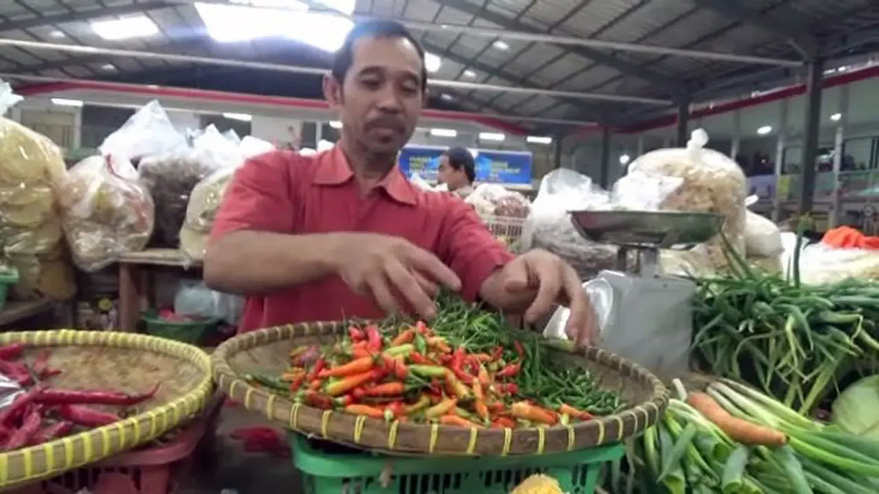 Salah seorang pedagang pasar tradisional Kabupaten Kuningan, Jawa Barat. 