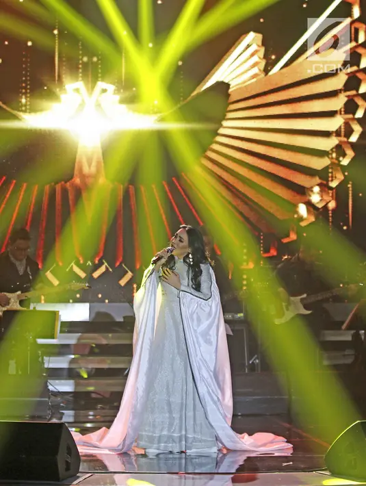 Penyanyi Dewi Gita memeriahkan konser '3 Dekade Ita Purnamasari'  di Balai Sarbini, Jakarta, Jumat (8/12). Konser tersebut mengusung nuansa nostalgia dari perjalanan karier musik Ita Purnamasari. (Liputan6.com/Herman Zakharia)
