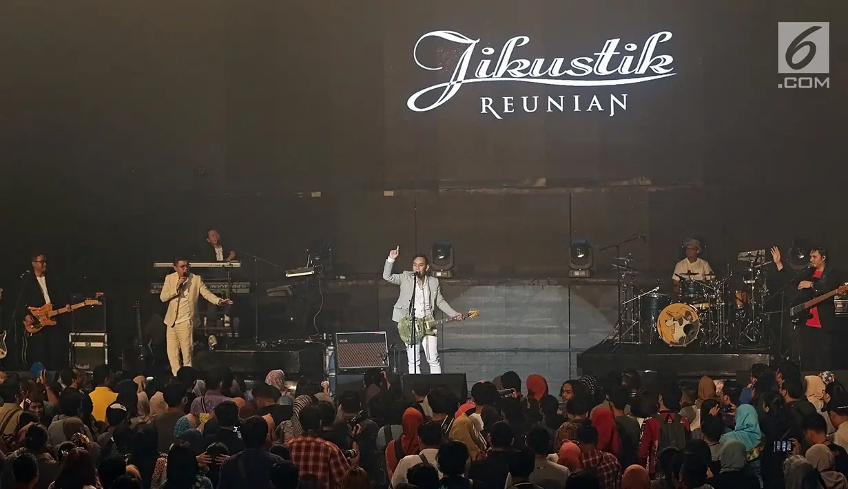 Grup band Jikustik menghibur penggemarnya saat menggelar ‘Konser Jikustik Reunian’ di Balai Sarbini, Jakarta, Jumat (19/7/2019) malam. Grup band asal Yogyakarta ini membawakan lagu-lagu hit yang mengantarkan mereka ke jalur popularitas. (Fimela.com/Bambang E. Ros)