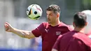 Gelandang Swiss #10 Granit Xhaka mengontrol bola selama sesi latihan MD-1 menjelang laga Grup A UEFA Euro 2024 di Robert-Schlienz-Stadion, Stuttgart, Selasa (18/6/2024). (Fabrice COFFRINI / AFP)