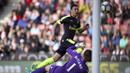 Gelandang Arsenal, Mezut Ozil,  mencetak gol ke gawang Stoke City pada pertandingan pekan ke-37 Premier League, di Stadion Bet 365, Sabtu (13/5/2017). Arsenal menang dengan skor 4-1. (AP /Nick Potts)