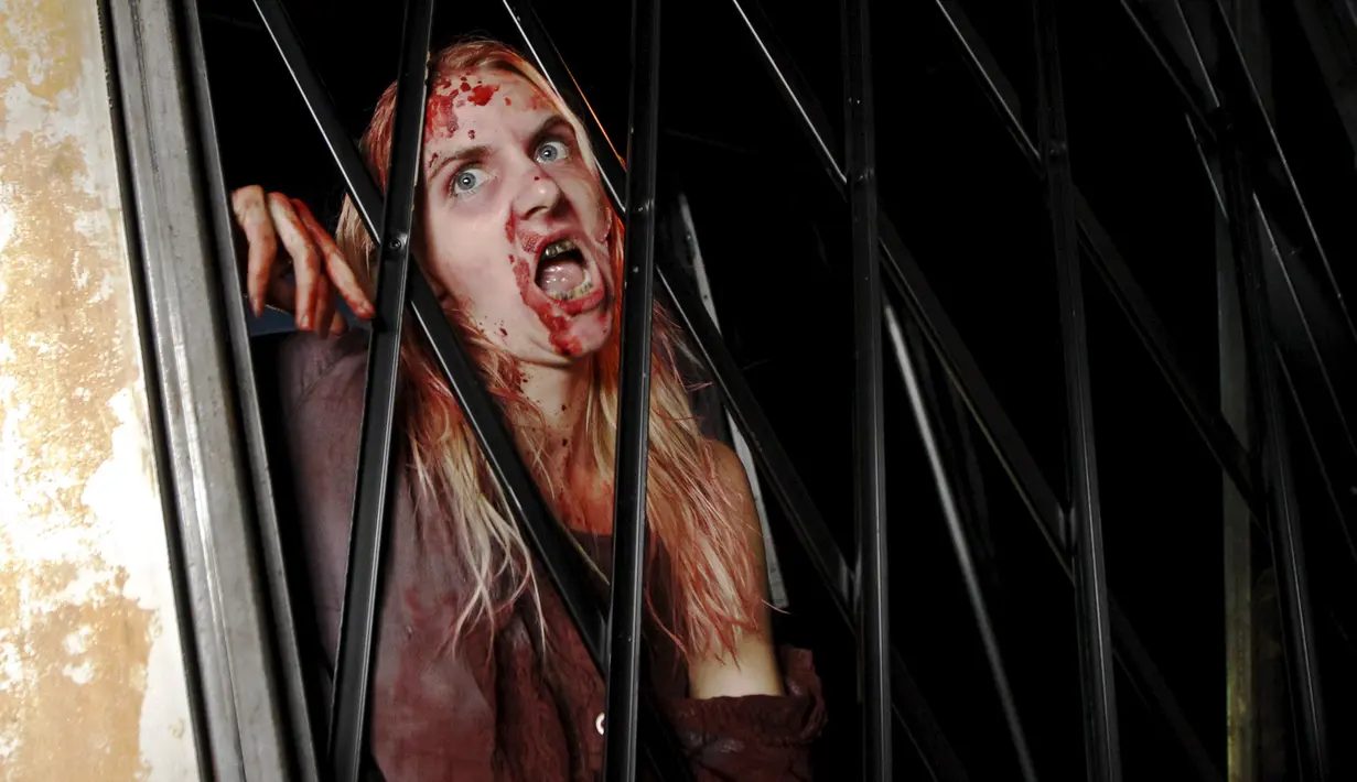 Seorang berdandan seperti Zombie selama pembukaan wahana yang disebut "The Walking Dead Experience-Chapter One" di Atlanta, Amerika Serikat, (29/10/2015). Acara ini juga dikunjungi oleh para bintang serial " The Walking Dead ". (REUTERS/Tami Chappell)