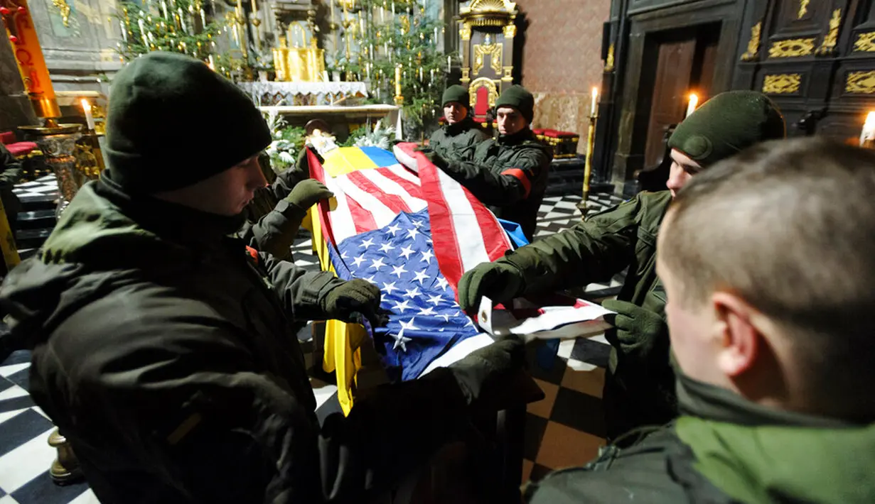 Tentara Ukraina menghadiri upacara perpisahan untuk warga negara Amerika Serikat Daniel W. Swift di Lviv, Ukraina, 31 Januari 2023. Seorang mantan Navy SEAL AS yang disersi pada 2019 tewas pekan lalu di Ukraina dalam pertempuran dengan tentara Rusia. (AP Photo/Mateusz Nowak)