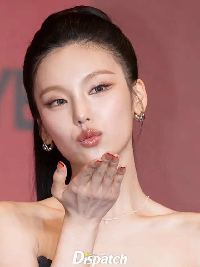 Pesona Yeji ITZY di konferensi pers debut solonya, \'AIR\'. (credit:instagram.com/koreadispatch)