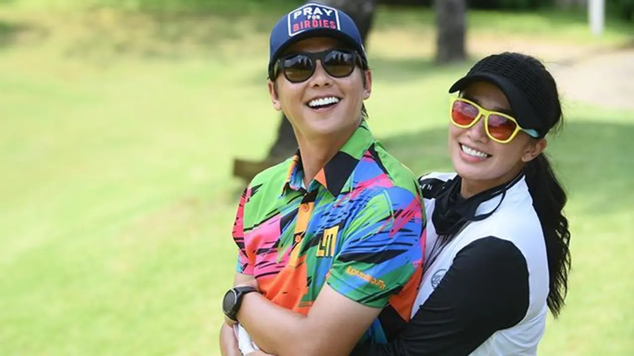 FOTO: Gaya Andhika Pratama saat Main Golf, Tampil Sporty