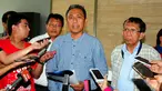 Ketua Komisi Banding M. Muhdar (tengah) memberi keterangan di kantor PSSI, Jakarta, Kamis (19/3). Komite Banding Pemilihan mengumumkan hasil banding bakal calon ketua, wakil ketua, dan calon anggota komisi eksekutif PSSI. (Liputan6.com/Yoppy Renato)