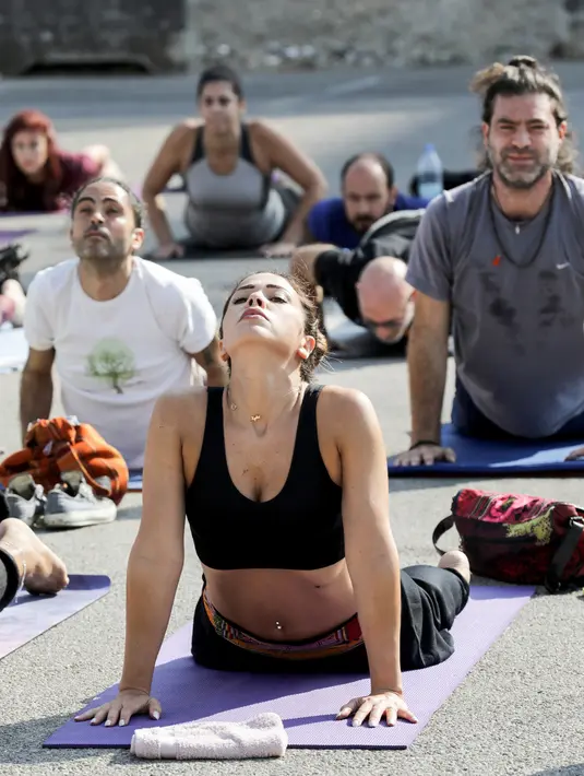 Seorang wanita melakukan gerakan yoga selama acara "108 Sun Salutations" di ibukota Martir Beirut, Lebanon (22/10). (AFP Photo/Anwar Amro)