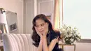 Penampilan lainnya yang tak kalah memesona adalah potret satu ini. Ia tampak anggun dalam balutan ruffle midi dress dengan detail high slit. [@sooyaaa___].