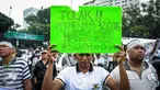 Massa yang tergabung dalam Asosiasi Driver Online (ADO) menggelar aksi di depan Istana, Jakarta, Senin (19/9). Para sopir online ini menolak diberlakukan ujian kendaraan bermotor (KIR) menggunakan SIM A UMUM per 1 Oktober 2016 (Liputan6.com/Faizal Fanani)
