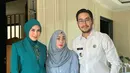 Dukungan keluarga turut mengiringi langkah Syahnaz, termasuk dari sang ibunda, Amy Qanita. Dalam acara pelantikan, Amy tampak anggun mengenakan busana biru muda dengan hijab abu-abu. Kehadirannya menjadi bentuk restu dan dukungan bagi putrinya dalam menjalani peran sebagai Ketua PKK Bandung Barat.  (Liputan6.com/IG/@ritchieismail)