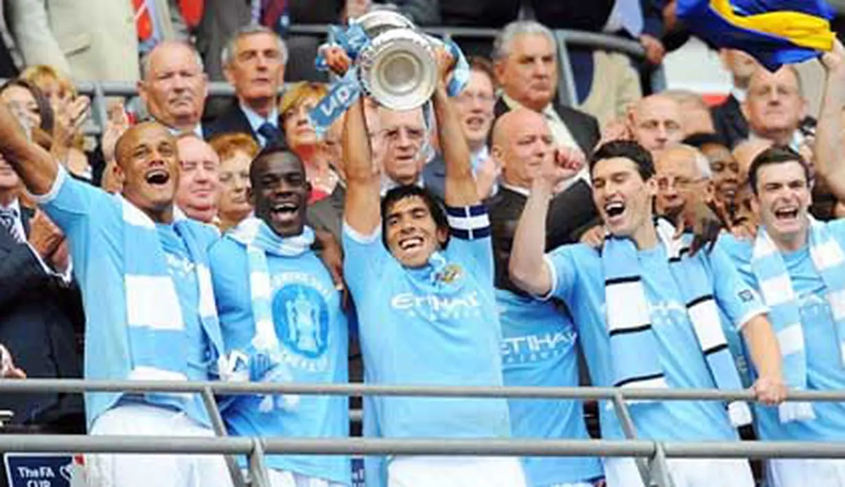 Carlos Tevez dkk merayakan gelar juara FA Cup setelah mengalahkan Stoke City 1-0 pada partai final di Wembley Stadium, 14 Mei 2011. AFP PHOTO/ANDREW YATES