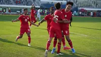 Timnas Indonesia U-19 sukses memetik tiga poin penuh usai mempermalukan Argentina U-19 dengan kemenangan 2-1 pada laga pertama di ajang Seoul Earth on Us Cup 2024 di Stadion Mokdong, Seoul, Korea Selatan, Rabu (28/8/2024). Sempat tertinggal lewat gol Mirko Juarez (15'), skuad besutan Indra Sjafri sukses melakukan comeback dengan mencetak dua gol di babak kedua melalui sundulan Kadek Arel (75') dan eksekusi penalti Maouri Ananda pada menit ke-79. Tim Garuda Nusantara akan melakoni laga keduanya menghadapi Thailand U-19 pada Jumat (30/8/2024). (Dok. PSSI)