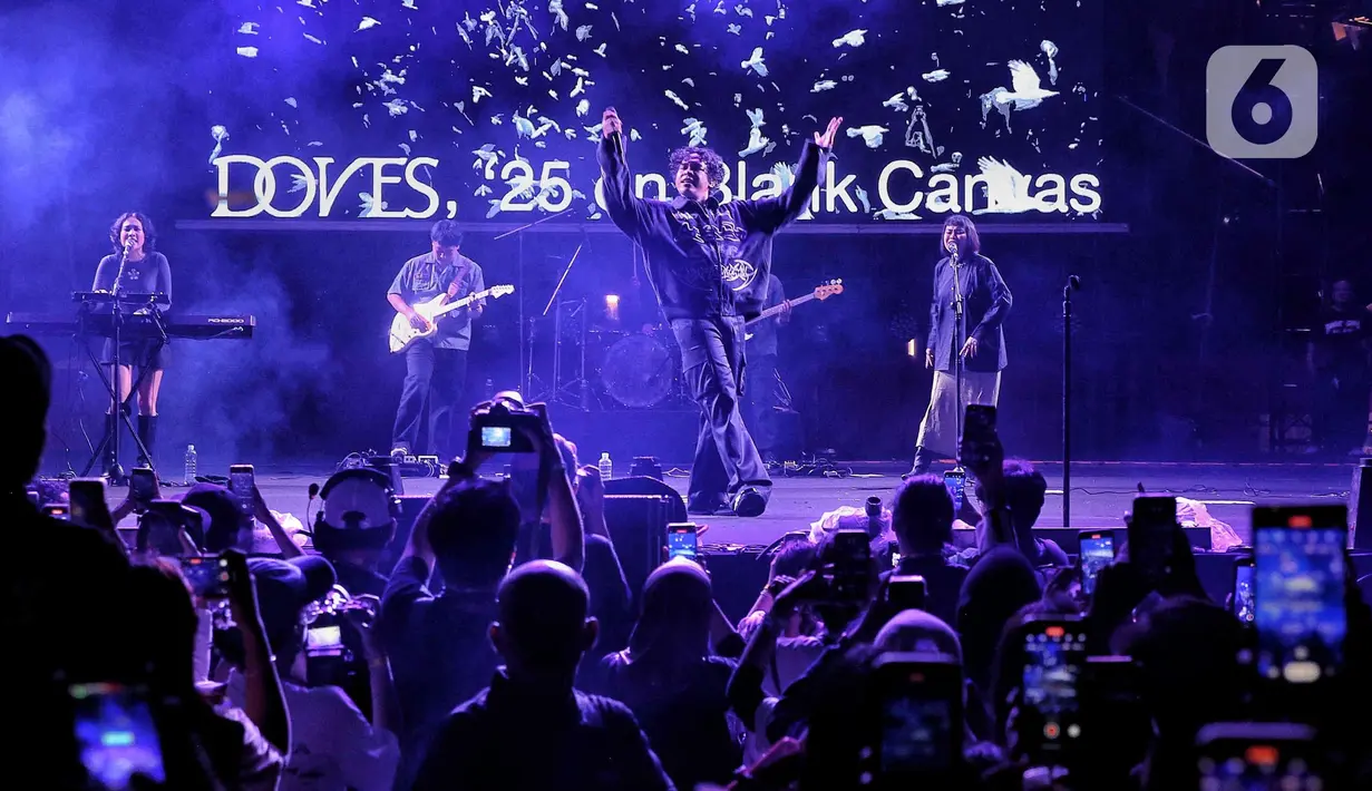 Penyanyi yang juga penulis lagu Hindia saat tampil pada hari kedua gelaran KapanLagi Buka Bareng BRI Festival 2025 di Plaza Parkir Timur Gelora Bung Karno, Senayan, Jakarta, Minggu (16/3/2025). (Liputan6.com/Angga Yuniar)