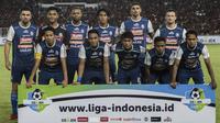 Para pemain Arema FC foto bersama sebelum melawan Persija Jakarta pada laga Liga 1 di SUGBK, Jakarta, Sabtu (31/3/2018). Persija menang 3-1 atas Arema FC. (Bola.com/Vitalis Yogi Trisna)