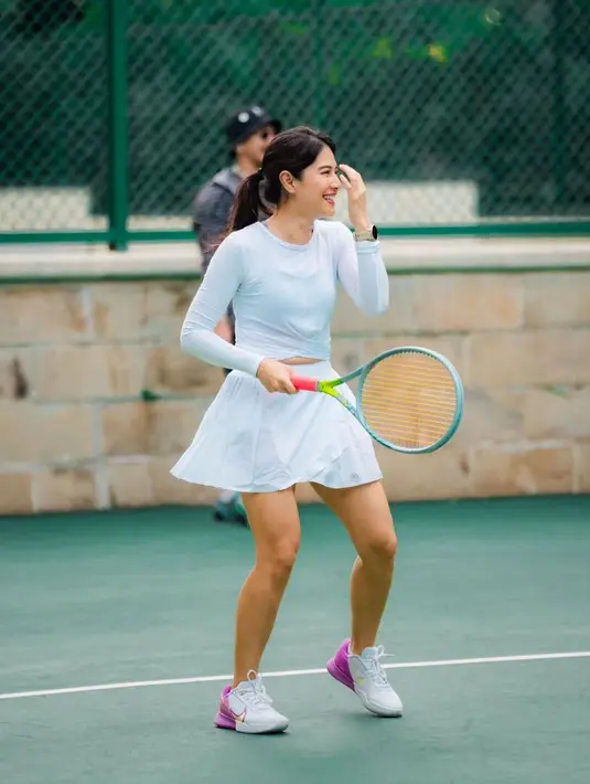 <p>Di saat seperti itu, Dian Sastrowardoyo pun hanya bisa tersenyum lucu [Instagram/therealdisastr]</p>