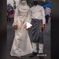 Pasangan asal Malaysia kunjungi pasar malam saat masih berbaju pengantin (dok.TikTok/@amir_firdaus8/https://www.tiktok.com/@amir_firdaus8/video/7027481037173280026?is_copy_url=1&is_from_webapp=v1/Komarudin)