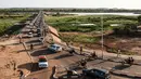 Sejumlah kendaraan melintasi sungai Niger di Niamey, Niger (10/7/2019). Niger beriklim subtropis yang kering, dengan banyak daerah gurun. Wilayahnya didominasi gurun dan savana yang berbukit-bukit. (AFP Photo/Issouf Sanogo)