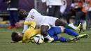 Pemain Senegal, Elimane Cisse (atas) terjatuh setelah ditekel pemain Brasil, Jean Carlos dalam laga semifinal Piala Dunia U-20 2015 di Christchurch Stadium, Selandia Baru (17/6/2015). Kesuksesan Senegal di ajang Piala Dunia U-20 ditandai dengan keberhasilan mereka menempati peringkat keempat pada edisi 2015 di Selandia Baru setelah kalah 1-3 dari Mali dalam laga perebutan tempat ketiga. (AFP/Marty Melville)