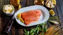 Salmon kalengan menawarkan banyak manfaat yang berkaitan dengan kognisi dan perkembangan otak. Salmon juga salah satu ikan dengan konsentrasi asam lemak omega 3 tertinggi yang sangat penting untuk pertumbuhan otak. Foto: unsplash.com.