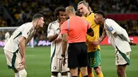 Pemain dari Arab Saudi bereaksi terhadap wasit dan pemain Australia Jackson Irvine (kedua dari kanan) setelah gol dianulir dalam pertandingan kualifikasi Piala Dunia 2026 antara Australia dan Arab Saudi di Stadion Melbourne Rectangular di Melbourne, Kamis (14/11/2024). (WILLIAM WEST/AFP)