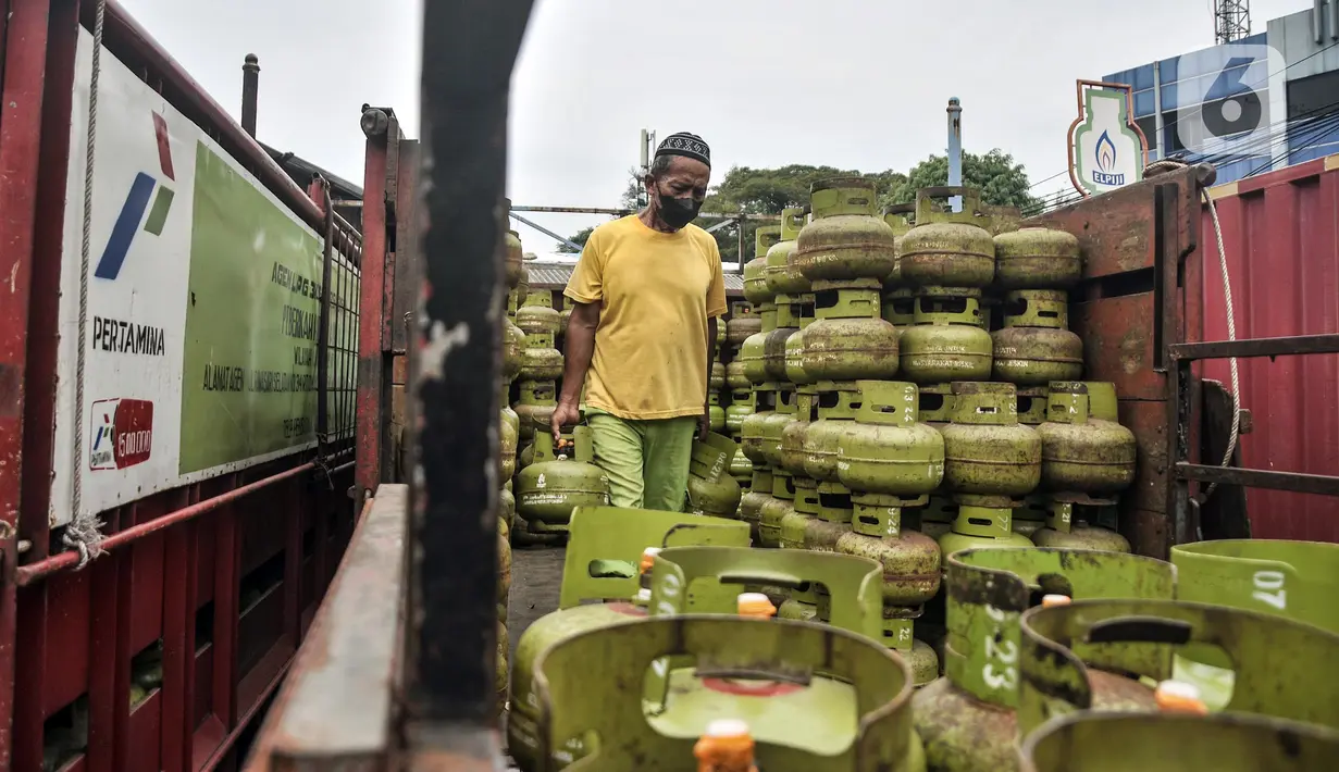 Pekerja melakukan bongkar muat tabung LPG 3 kg di salah satu agen di Jakarta Pusat, Kamis (14/7/2022). Imbas kenaikan harga jual LPG nonsubsidi Rp 2.000 per kg, pengelola agen gas mengungkapkan banyak warga mulai beralih ke LPG 3 kg subsidi atau gas melon karena harga gas nonsubsidi terlampau tinggi di tengah kondisi ekonomi yang makin sulit. (merdeka.com/Iqbal S. Nugroho)