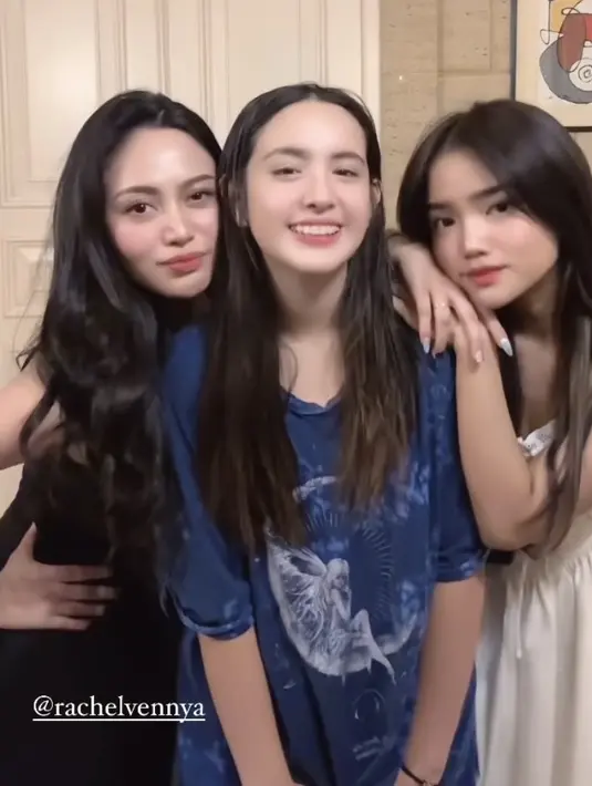 Wajah Mikhayla pun tampil glowing yang mencuri perhatian. Ia tampil dengan wajah natural terlihat tanpa make up berlebih. Bahkan Fuji pun memuji kecantikan anak Nia Ramadhani dan Ardi Bakrie ini.  [@fuji_an]