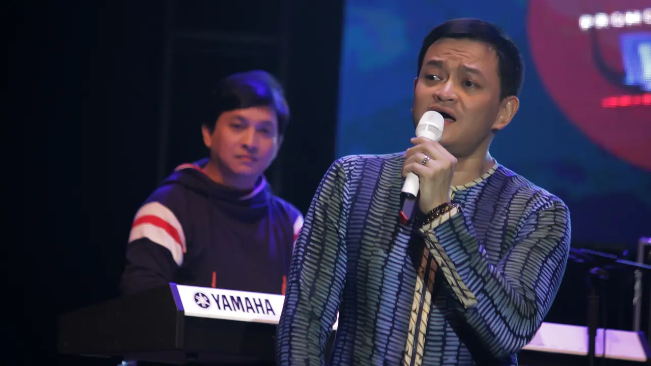 Romantisnya Kahitna di Konser 'In Between Days'