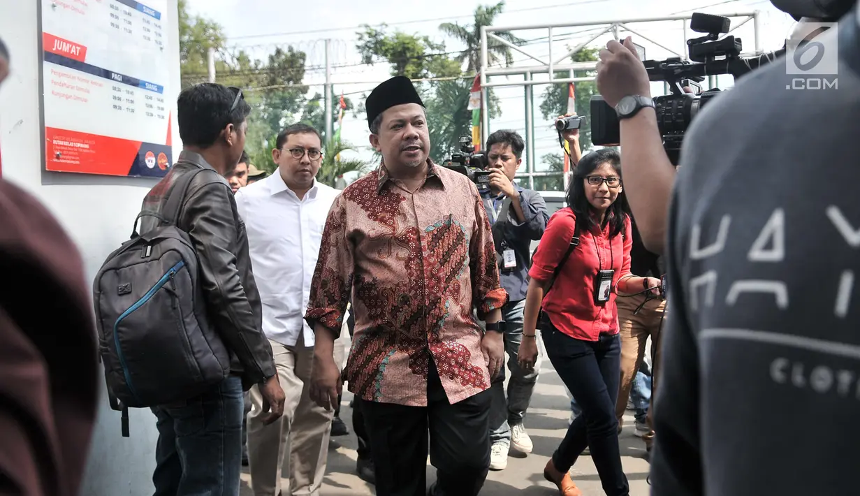 Wakil Ketua DPR Fadli Zon dan Fahri Hamzah tiba di Rutan Klas I Cipinang, Jakarta, Rabu (6/2). Selain menjenguk, Fadli Zon dan Fahri mempertanyakan rencana pemindahan Ahmad Dhani ke Surabaya guna menjalani persidangan. (Merdeka.com/Iqbal S. Nugroho)