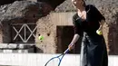 Petenis asal Rusia, Maria Sharapova saat bermain tenis di Colosseum, Roma, Italia (14/5). Sharapova sebelumnya terkena hukuman larangan bertanding akibat terjerat kasus doping. (AP Photo / Gregorio Borgia)