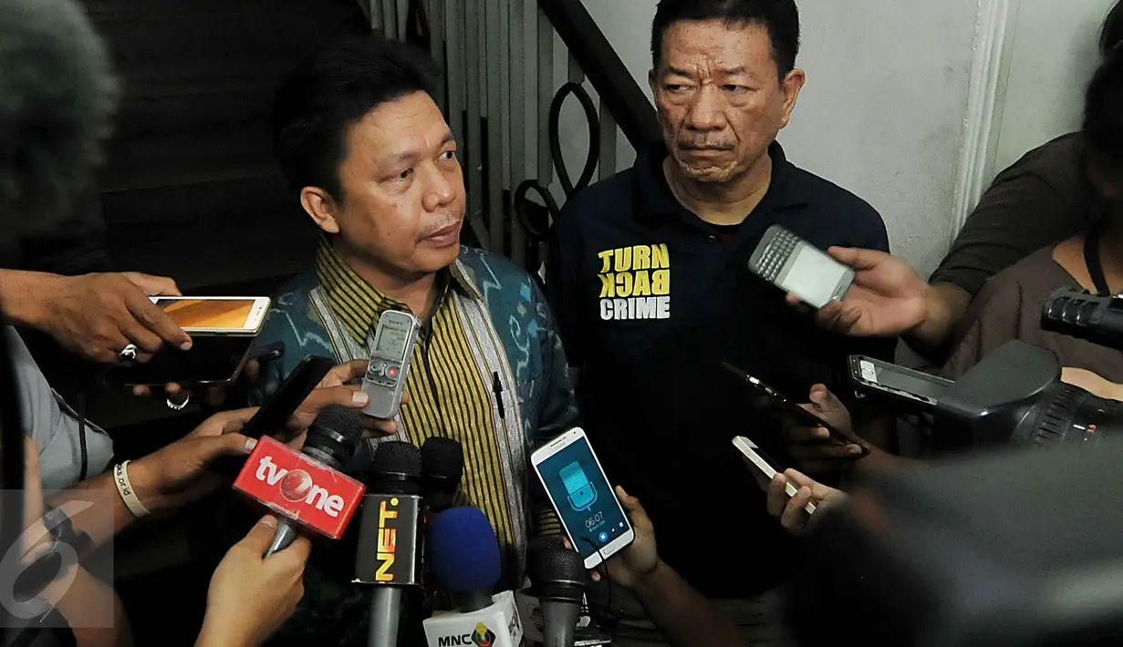 Komisioner Kompolnas Edi Hasibuan memberikan keterangan pers terkaiit penangkapan Jessica dalam kasus kopi maut Mirna di Polda Metro Jaya, Jakarta, (30/1). Jesicca ditetapkan sebagai tersangka dan ditangkap tadi pagi. (Liputan6.com/JohanTallo)