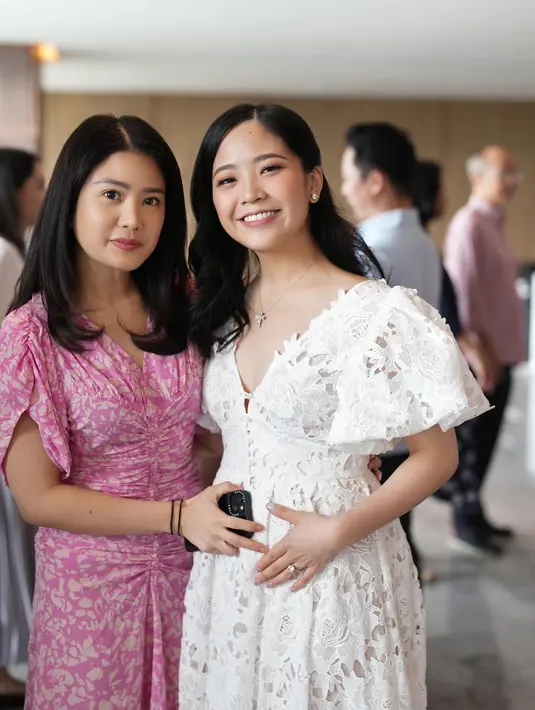 Potret gender reveal, Jessica dan Valencia Tanoesoedibjo berpose bersama. Jessica mengenakan dress cantik berwarna putih, berpose memegang perutnya. [Foto: Instagram/jessicatanoe]