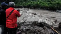  Beberapa media tampak sedang mengambil gambar kondisi derasnya lahar dingin bercampur lumpur (Liputan6.com/Johan Tallo)  