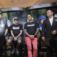 "Lukisan poster pertama kali di pesawat ini juga kami sudah ngecek database kami, juga website line bahwa belum pernah ada film di Indonesia yang menggunakan pesawat terbang sebagai sarana promosinya," lanjut Osmar. (Nurwahyunan/Bintang.com)