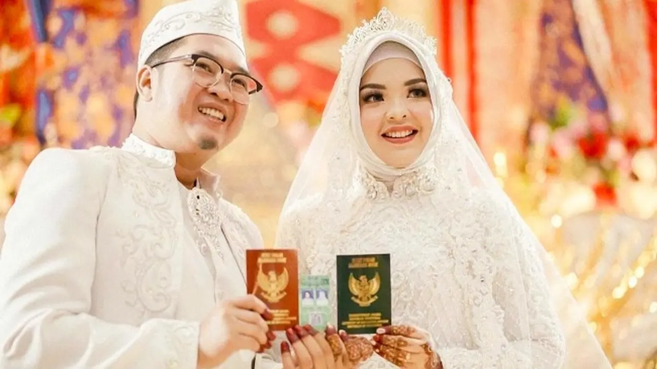 Putri Wahyuni Effendi dan suami yang menjadi salah satu korban Pesawat Sriwijaya Air SJ 182 jatuh akhir pekan lalu.