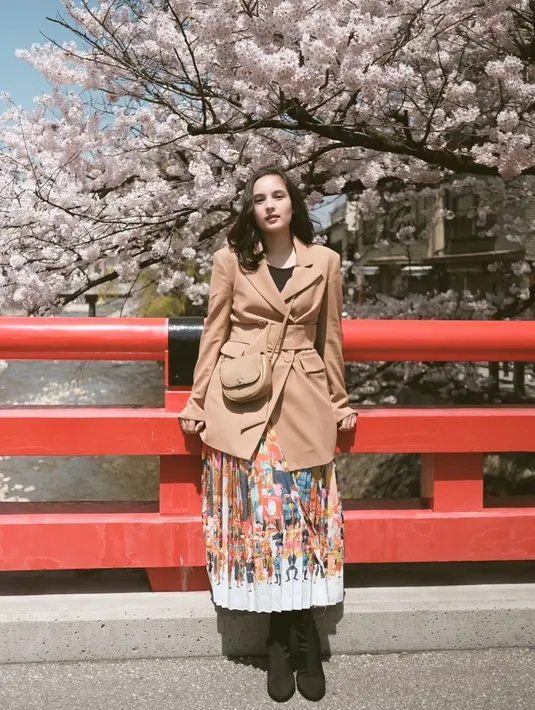 Chelsea Islan lebih senang pergi liburan ramai-ramai bersama orang terdekat. Namun, Ia hanya memilih negara tertentu yang tak terlalu jauh dari Indonesia. Untuk destinasi favorit, Chelsea Islan lebih suka alam terbuka dan tempat wisata ketimbang pusat perbelanjaan. (Liputan6.com/IG/@chelseaislan)