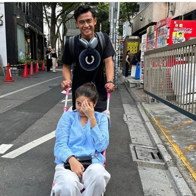 6 Potret Arhan dan Azizah Jalan-Jalan Bareng Keluarga di Jepang Sebelum Nikah